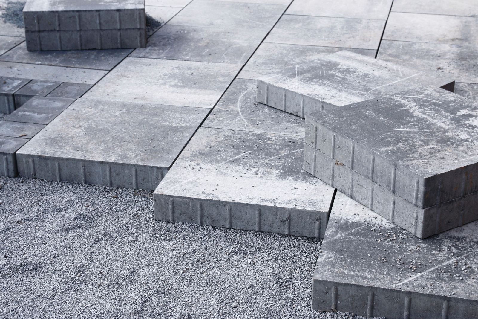 Betonplatten auf einem Splittbett